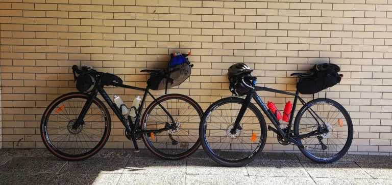Dwa rowery z torbami bikepackingowymi w trakcie wyprawy rowerowej