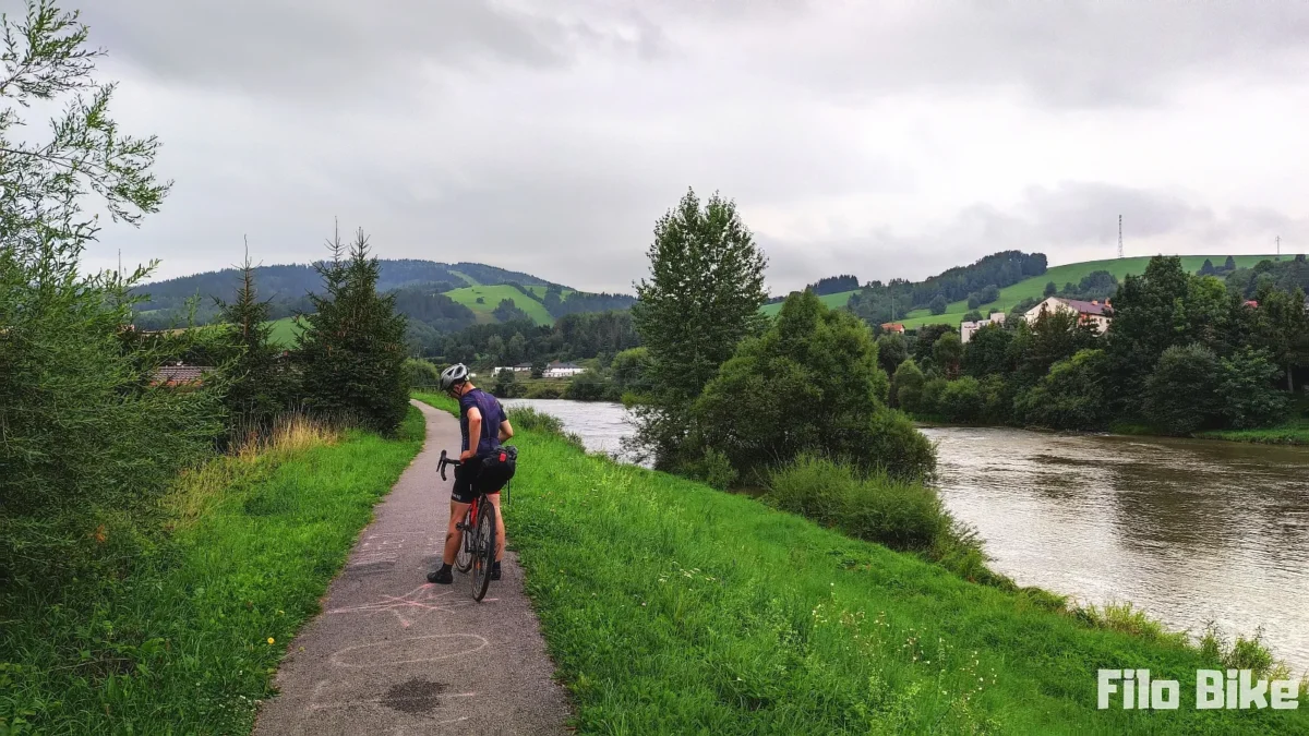 Ścieżka rowerowa wzdłuż rzeki na Szlaku Wokół Tatr