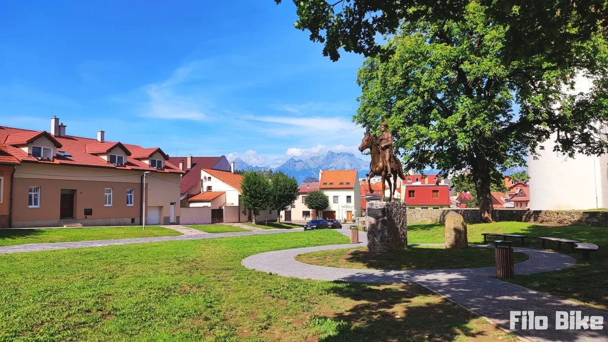 Rynek w Kieżmarku i widok na Tatry 