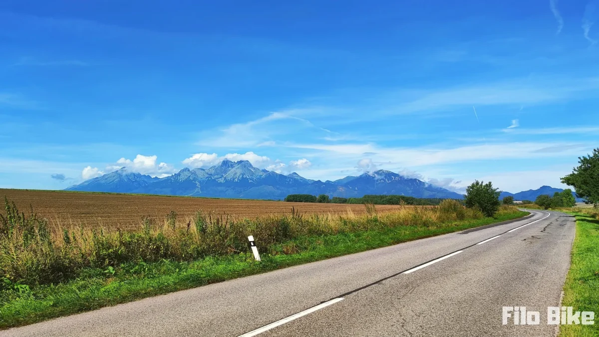 Widok na Tatry na trasie Szlaku Wokół Tatr za Kieżmarkiem