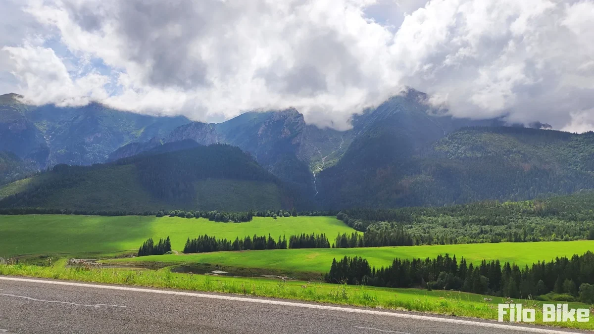 Widok na Tatry na ostatnim podjeździe po Słowackiej stronie