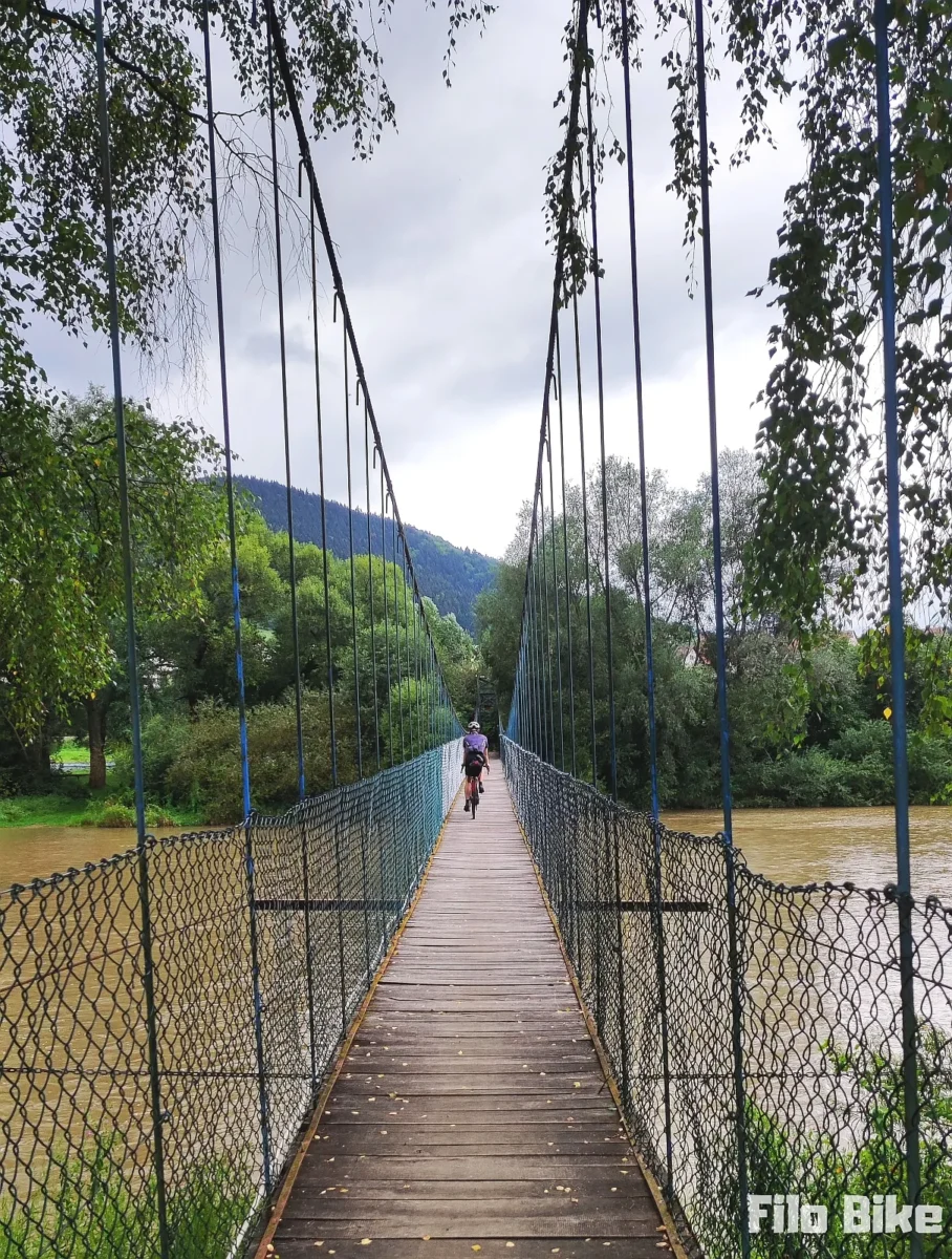Podwieszana kładka nad rzeką na trasie Szlaku Wokół Tatr