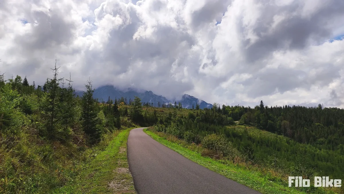Zjazd z najwyższego punktu trzeciego dnia na Szlaku Wokół Tatr.