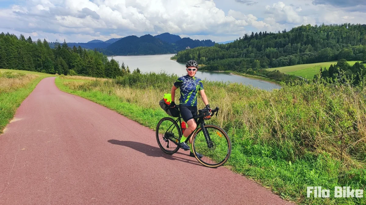Na ścieżce rowerowej VeloCzorsztyn, z widokiem na Jezioro Czorsztyńskie w tle