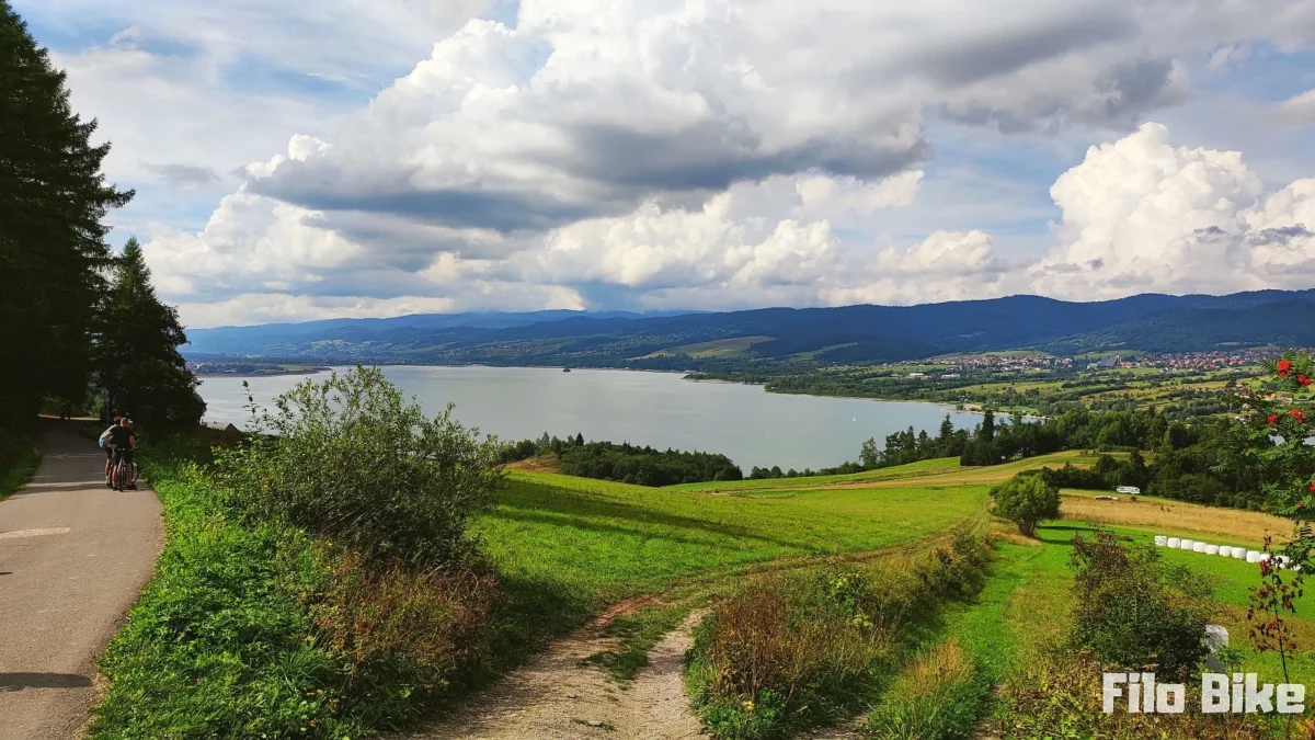 Ścieżka rowerowa VeloCzorsztyn i widok na Jezioro Czorsztyńskie