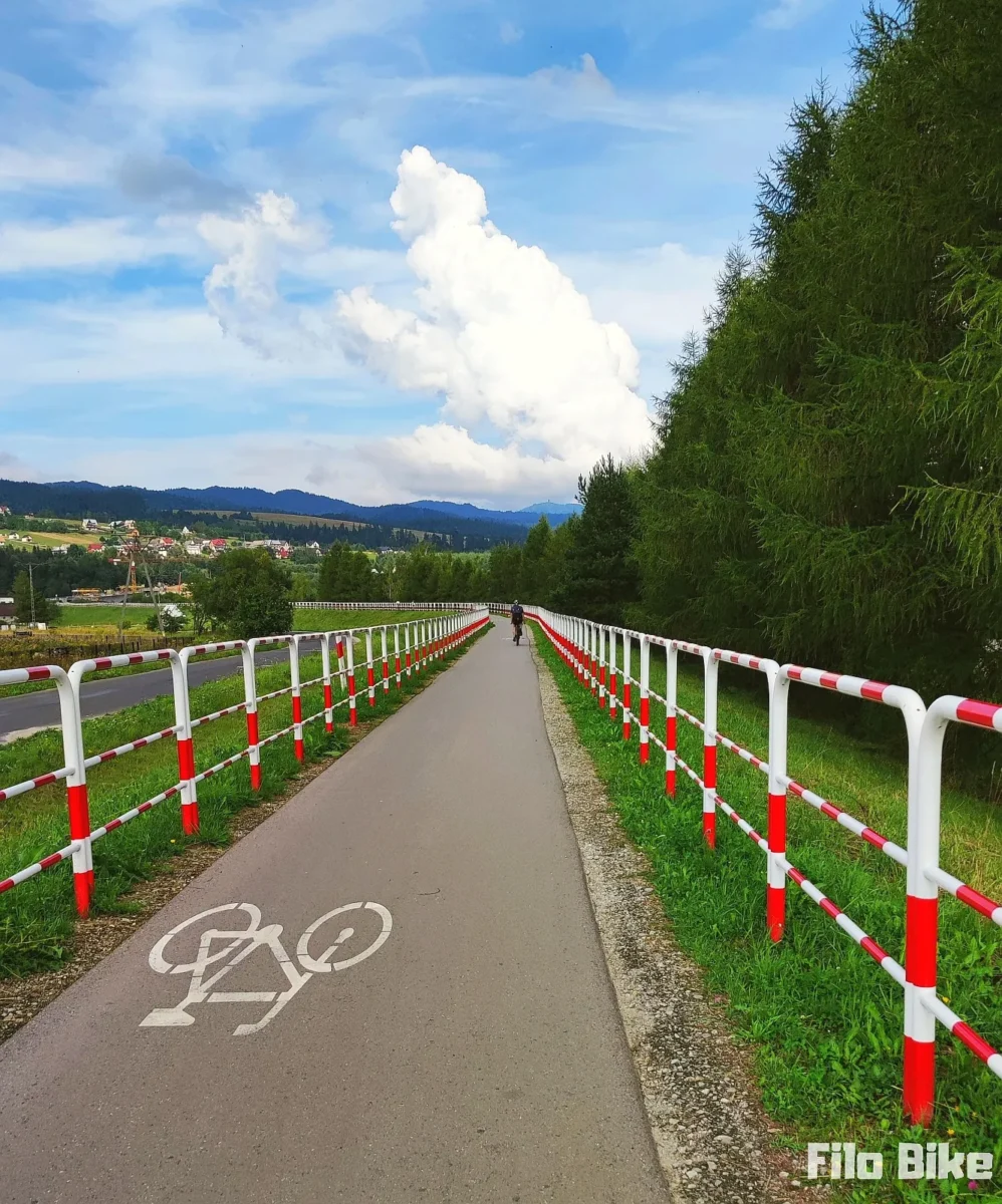 Barierki wzdłuż ścieżki rowerowej VeloCzorsztyn