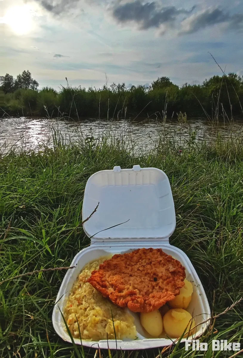 Obiad nad brzegiem Czarnego Dunajca w Nowym Targu po zakończeniu Szlaku Wokół Tatr