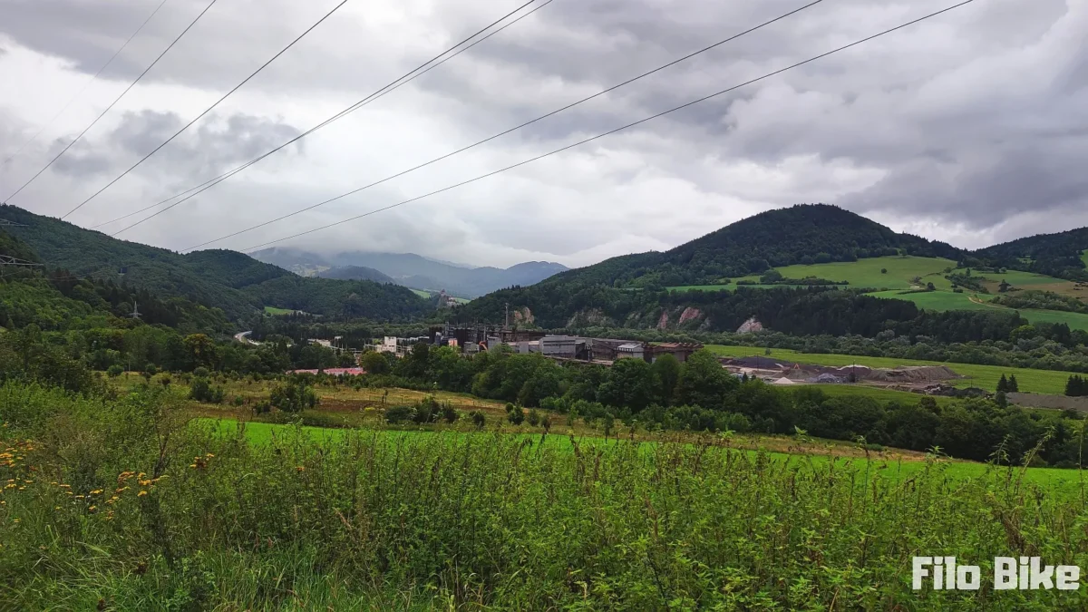 Widok na zalesione pagórki pierwszego dnia na Szlaku Wokół Tatr