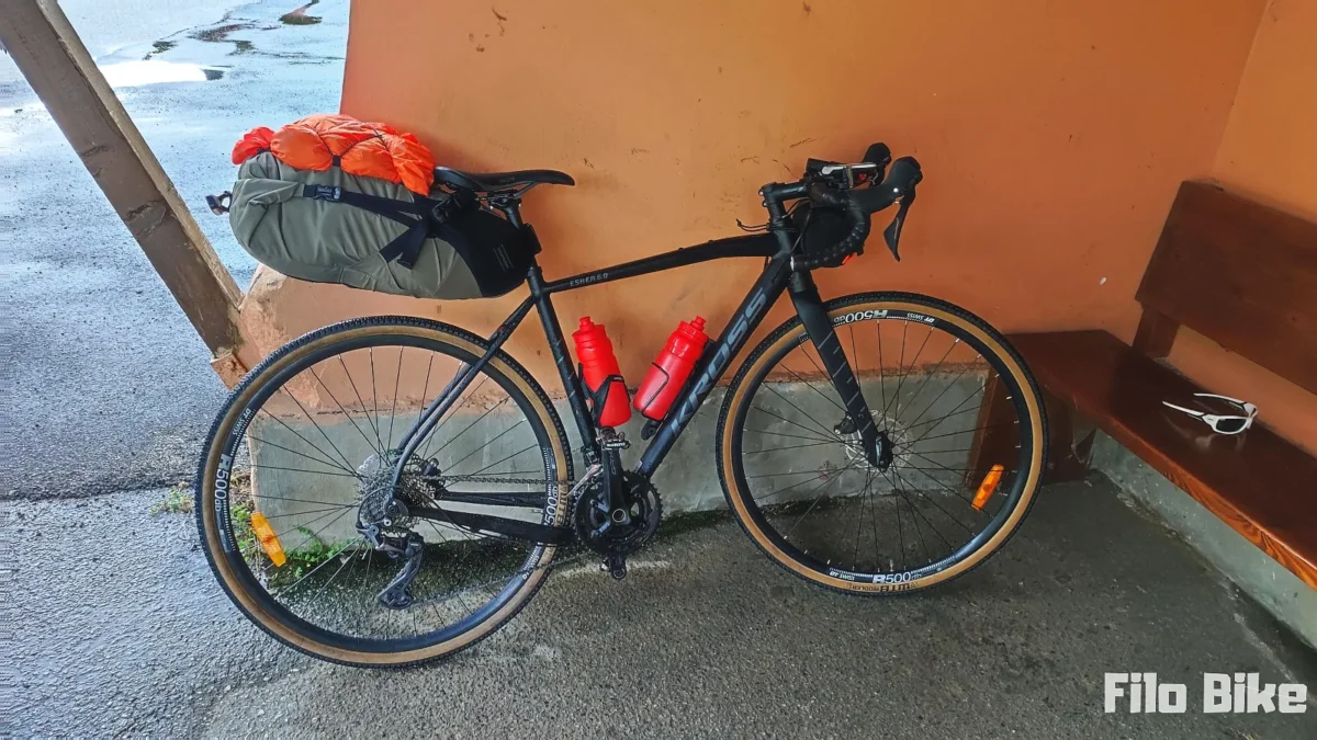 Mój rower schowany na przystanku autobusowym w trakcie deszczu