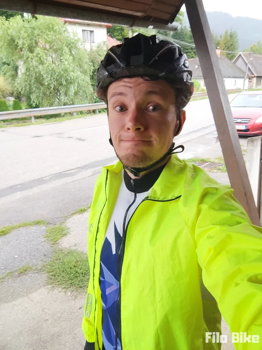 Czekam pod przystankiem autobusowym aż przejdzie deszcz