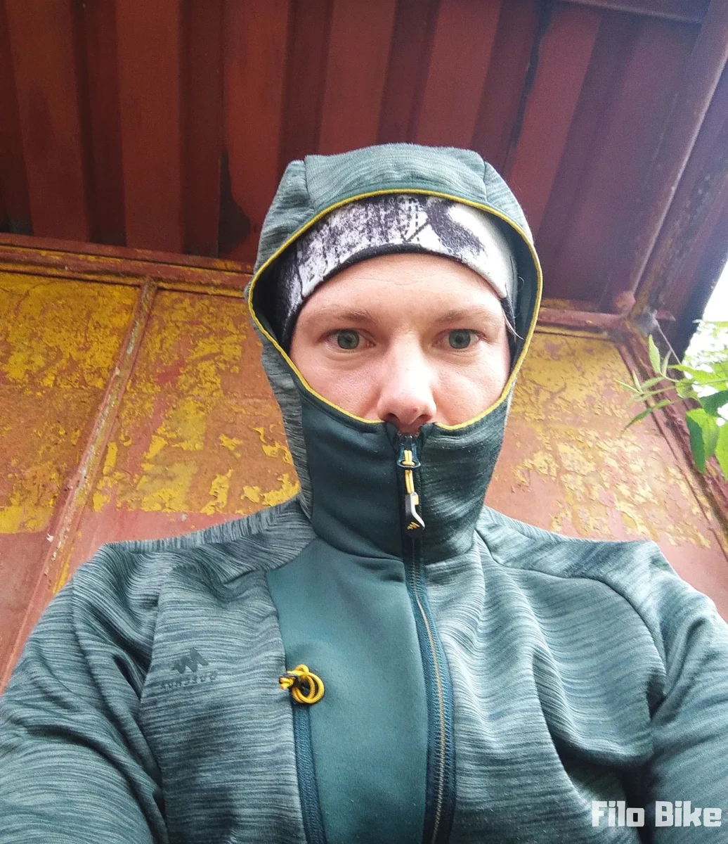 Czekam na przystanku autobusowym, aż przejdzie deszcz. Ubrany we wszystkie ciepłe ubrania.