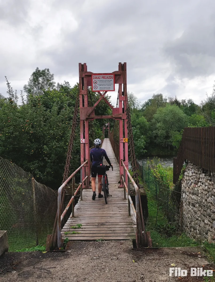 Podwieszana kładka nad rzeką na Słowacji