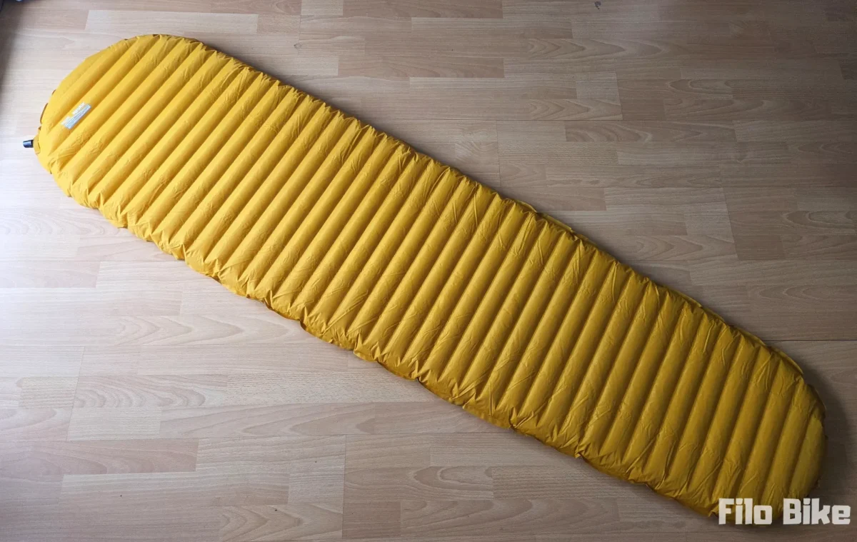 Materac Thermarest NeoAir rozłożony w domu
