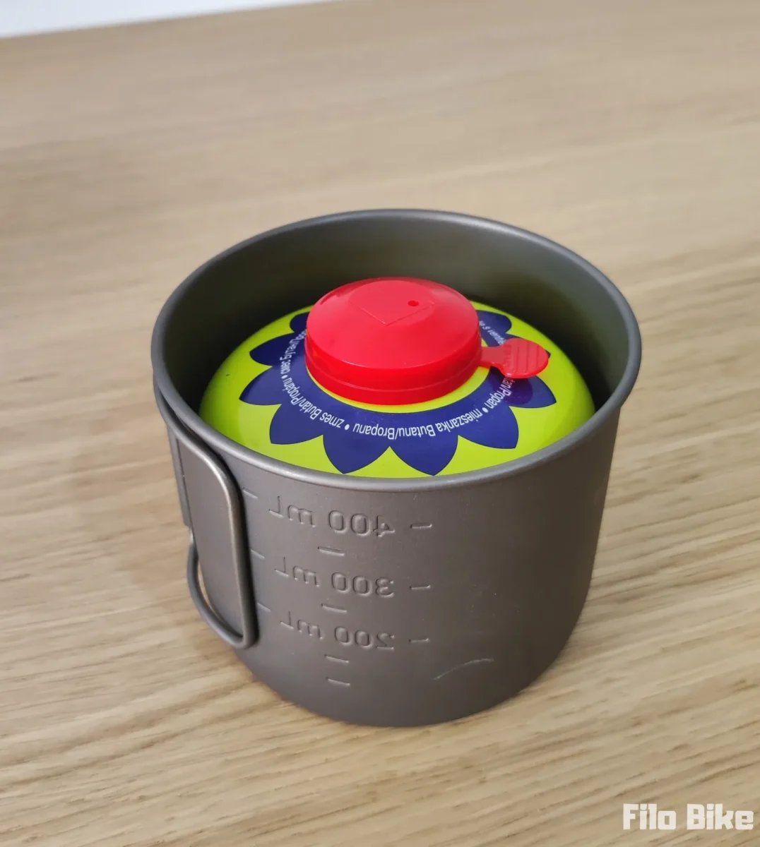 Kubek tytanowy z Decathlona z kartuszem gazowym 100g w środku