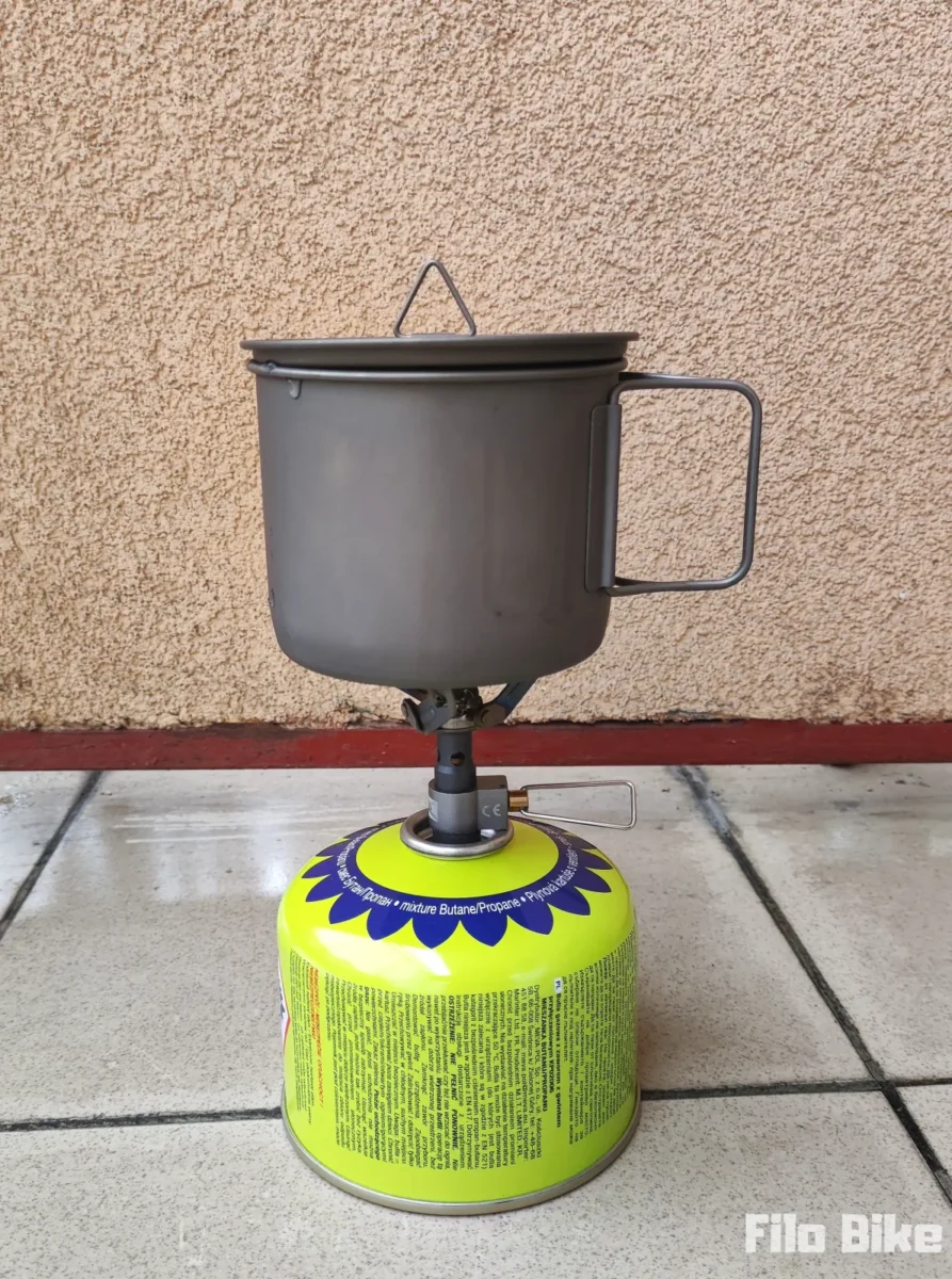 Kubek tytanowy z Decathlona na kuchence turystycznej, test na balkonie