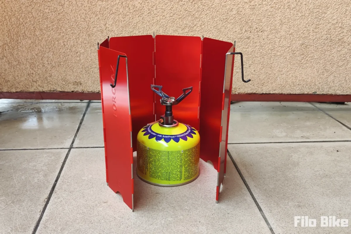 Osłonka przeciwwiatrowa do kuchenki turystycznej, rozłożona na balkonie.