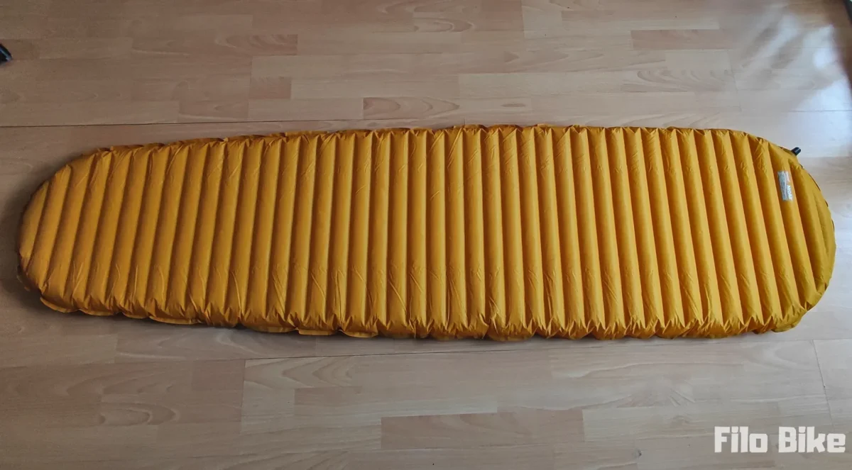 Materac Thermarest NeoAir rozłożony w domu