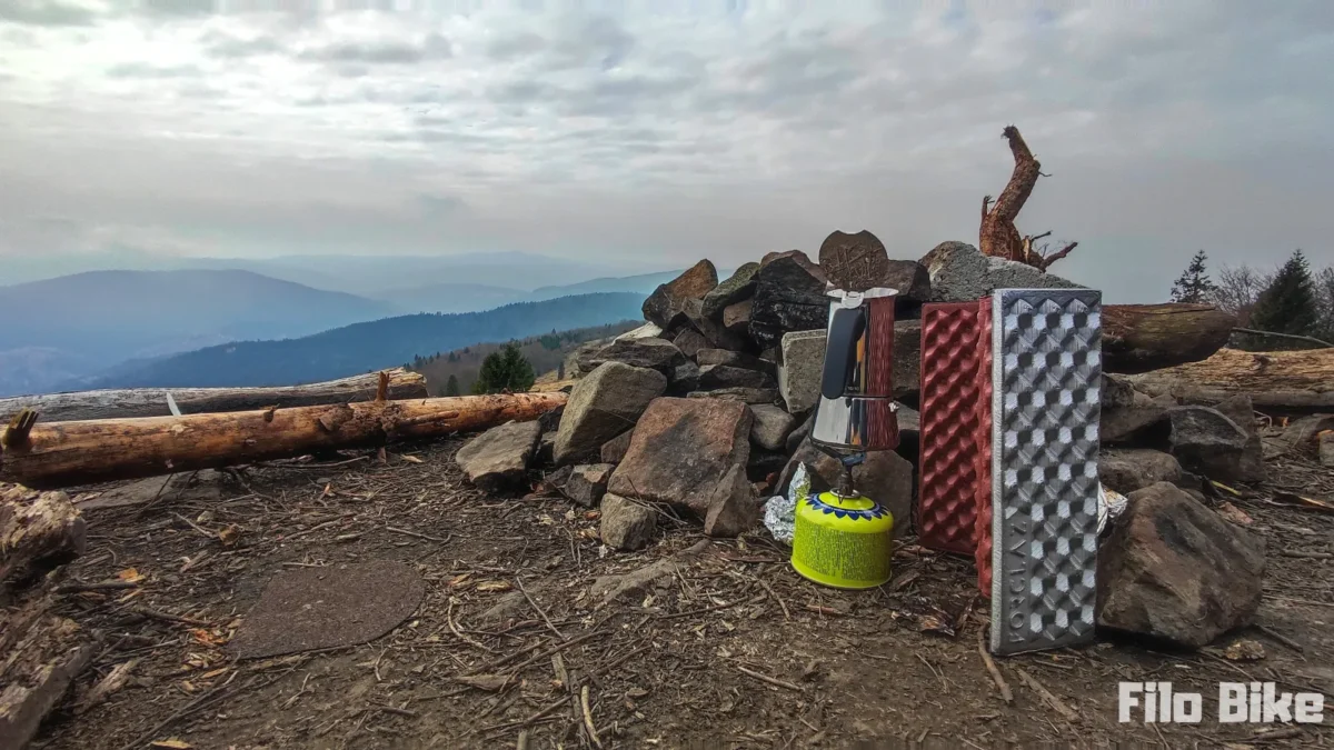 Robię kawę w kawiarce na kuchence turystycznej w górach