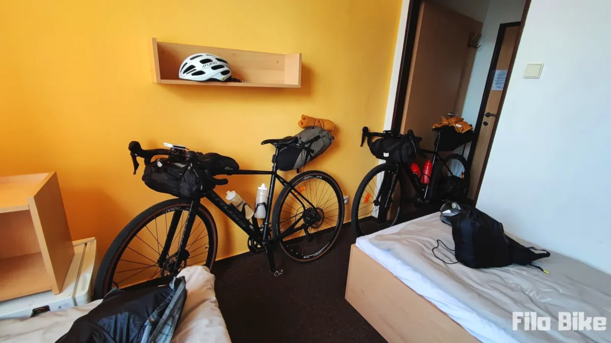 Rowery zapakowane bikepackingowo w pokoju hotelowym.