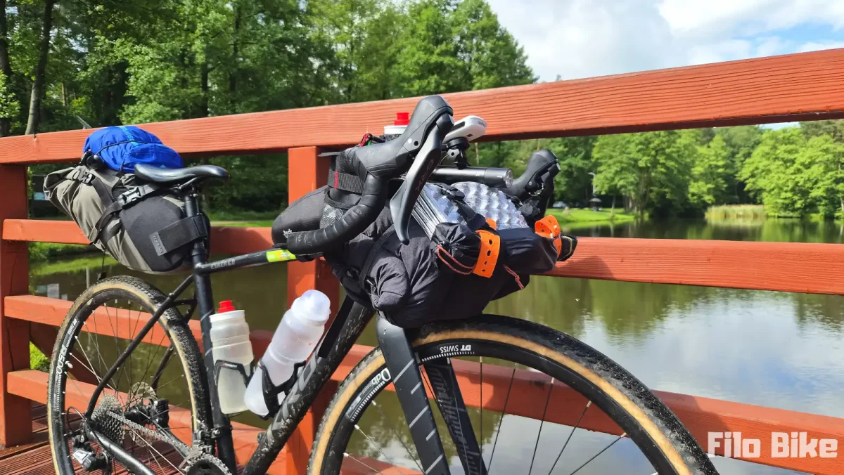Przednia torba bikepackingowa na kierownicy roweru 
