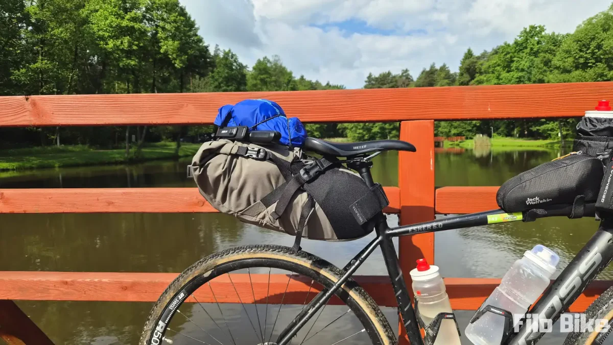 Torba bikepackingowa podsiodłowa na rowerze gravelowym