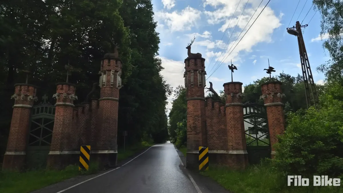 Brama Zwierzyniecka na trasie rowerowej