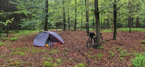 Read more about the article Pierwszy bikepacking z namiotem – samotny nocleg na dziko w lesie
